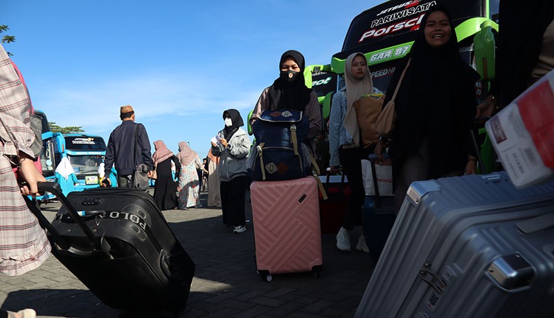 2.800 Santri Pondok Pesantren Tebuireng Mudik Bareng - Bagian 2