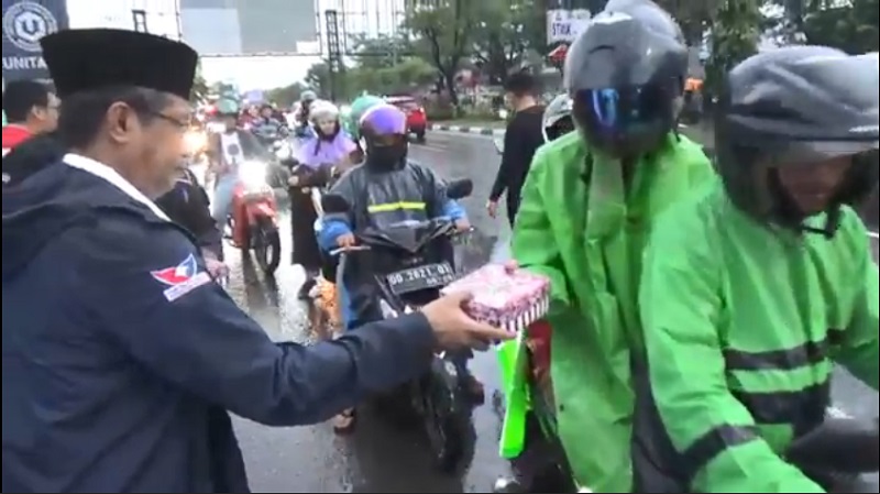 DPW Partai Perindo Sulsel Bagi-bagi Takjil ke Pengendara