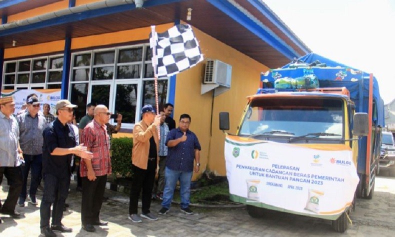 Gubernur Kalbar Bagi-Bagi Beras ke Warga Singkawang, 1 Keluarga Terima 10 Kg