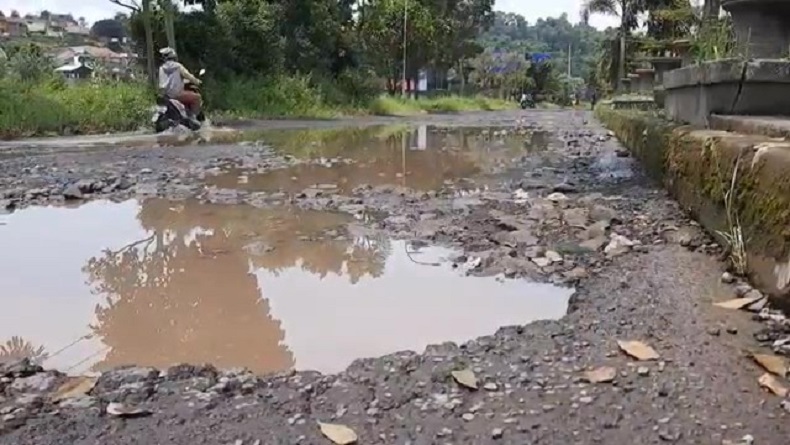 Jalur Alternatif Kadungora Garut Rusak Parah,  Jalan Berlubang Sepanjang 1,5 Km