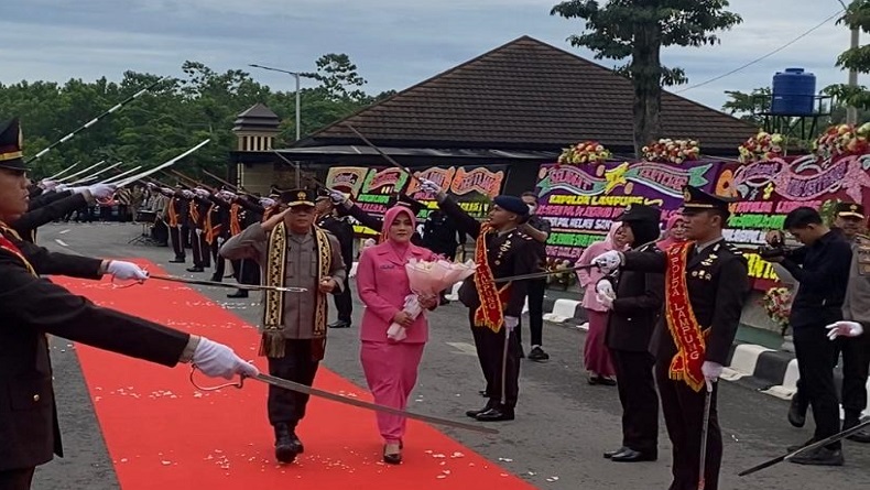 Tiba Di Polda Lampung Kapolda Baru Irjen Pol Helmy Santika Disambut