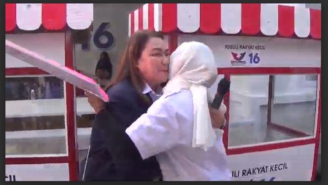 Senang Dapat Bantuan Gerobak, Ibu Ini Peluk Ketua DPD Partai Perindo Donggala