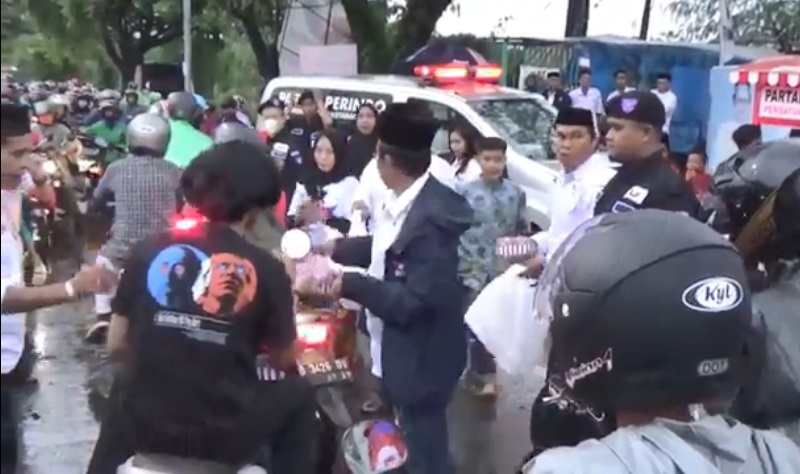 DPW Partai Perindo Sulsel Bagi-bagi Takjil ke Pengendara, Driver Ojol: Sangat Bermanfaat