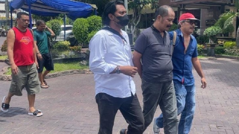 title Pria Ngaku Pengedar Narkoba Galak ketika Ancam Polisi, Begini Ekspresinya saat Ditangkap Pria Ngaku Pengedar Narkoba Galak ketika Ancam Polisi, Begini Ekspresinya saat Ditangkap