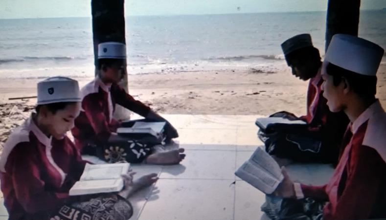 title Potret Ratusan Santri Menghafal Alquran di Pantai Teluk Awur Jepara Potret Ratusan Santri Menghafal Alquran di Pantai Teluk Awur Jepara