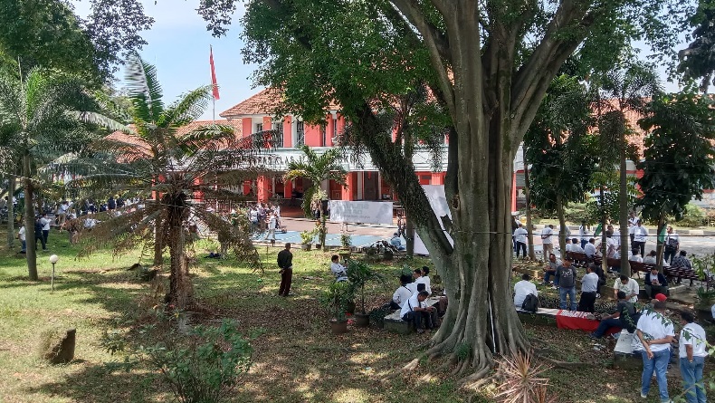 title Pendukung Anas Urbaningrum Datang ke Lapas Sukamiskin Bandung, Kenakan Pakaian serba Putih Pendukung Anas Urbaningrum Datang ke Lapas Sukamiskin Bandung, Kenakan Pakaian serba Putih