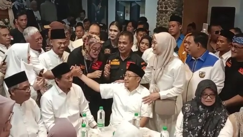 Tiba di RM Ponyo Bandung, Anas Urbaningrum Disambut Gegap Gempita Pendukung