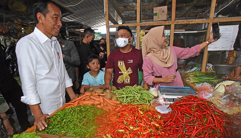 Presiden Jokowi Blusukan ke Pasar Cilegon Serahkan Langsung BLT - Bagian 2