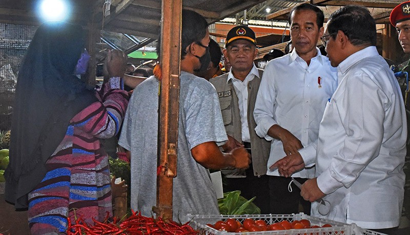 Presiden Jokowi Blusukan ke Pasar Cilegon Serahkan Langsung BLT - Bagian 3