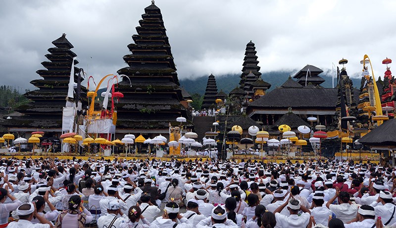 Upacara Ida Bhatara Turun Kabeh di Pura Besakih Bali - Bagian 2