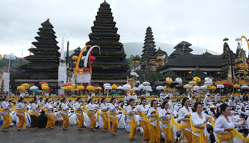 Upacara Ida Bhatara Turun Kabeh di Pura Besakih Bali - Bagian 1