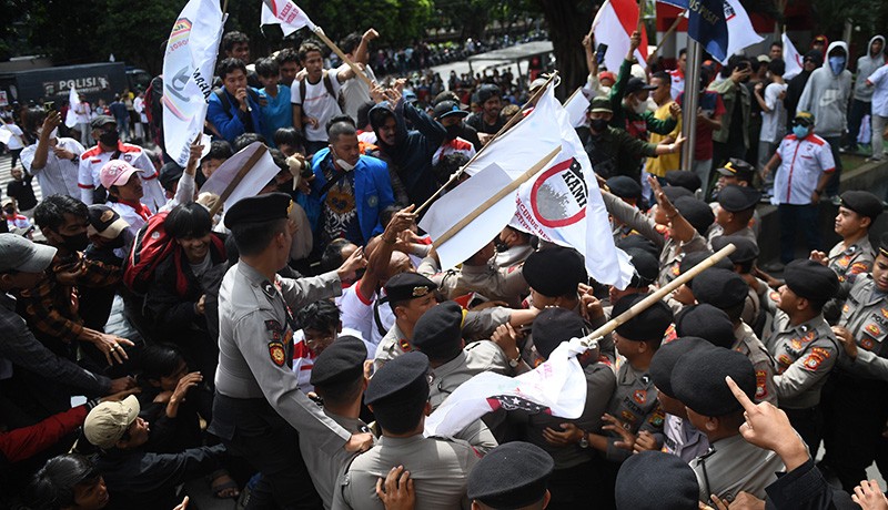 Penampakan Tikus Putih Berkeliaran Masuk Gedung KPK - Bagian 3
