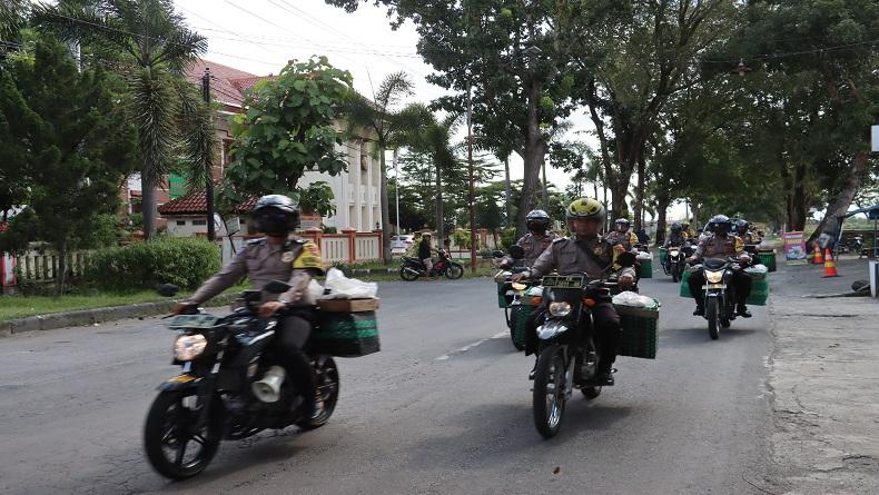Jangkau Warga di Gang Sempit, Polisi di Sukoharjo Salurkan Bansos Pakai Motor Bronjong