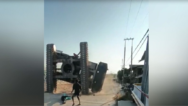 title Crane Roboh di Lokasi Pembangunan Jembatan, Operator Luka Parah usai Terlempar Crane Roboh di Lokasi Pembangunan Jembatan, Operator Luka Parah usai Terlempar