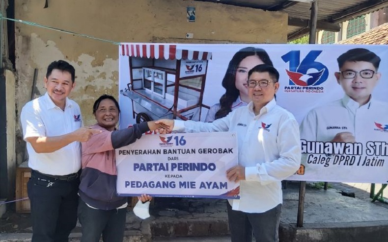 Bacaleg Perindo Serahkan Gerobak kepada Penjual Cwie Mie di Surabaya, Ini Pesannya 