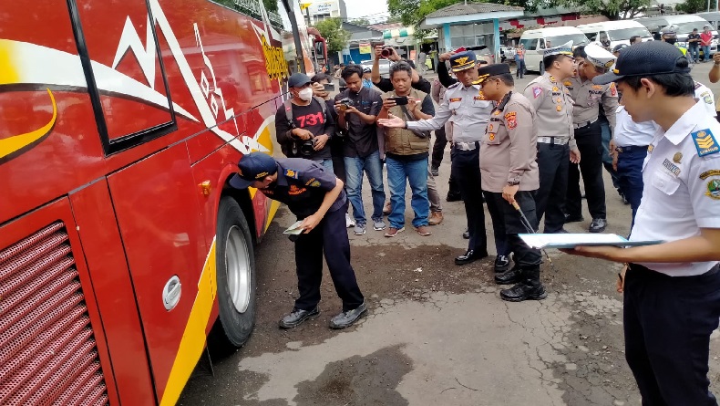 Jelang Arus Mudik 2023, Polres Indramayu Cek Angkutan Umum dan Tes Urine Sopir