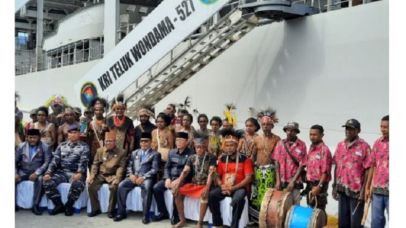 KRI Teluk Wondama Sandar di Wasior, Disambut Masyarakat dengan Ritual Adat