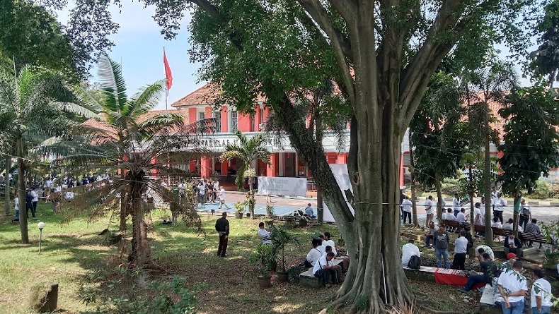 title Suasana Lapas Sukamiskin Jelang Kebebasan Anas Urbaningrum, Loyalis Terus Berdatangan Suasana Lapas Sukamiskin Jelang Kebebasan Anas Urbaningrum, Loyalis Terus Berdatangan
