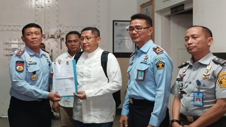 title Penampakan Anas Urbaningrum Berbaju Koko dan Gendong Ransel Pamer Surat Kebebasan Penampakan Anas Urbaningrum Berbaju Koko dan Gendong Ransel Pamer Surat Kebebasan