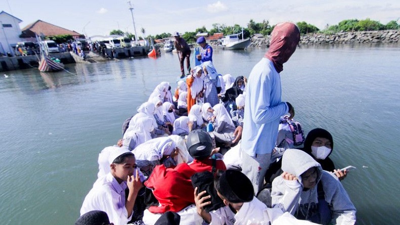 Mudik Lebaran, Santri di Situbondo Pulang Kampung ke Madura Naik Kapal Kayu