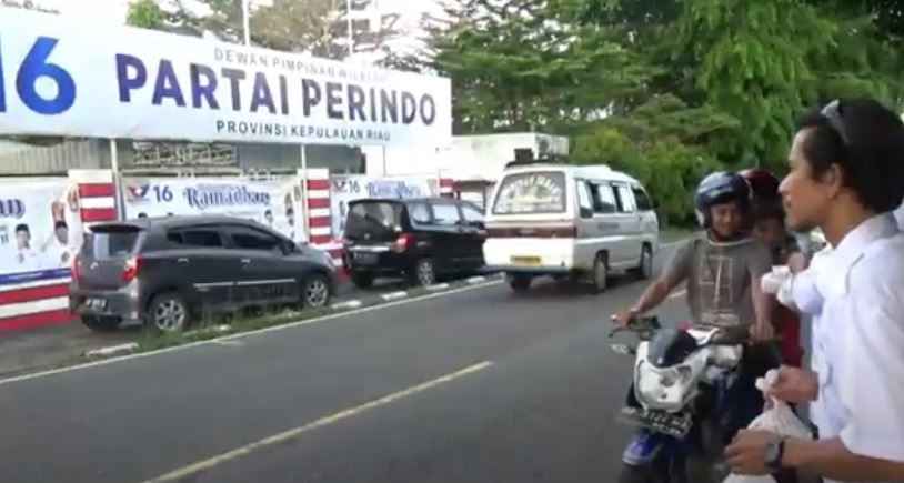 DPD Partai Perindo Tanjungpinang Bagikan Ratusan Takjil Gratis ke Pengguna Jalan