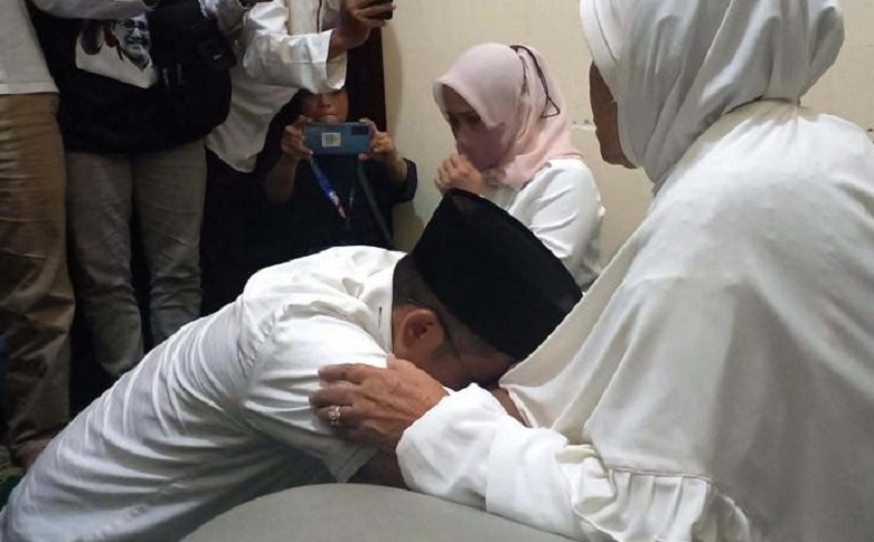 Anas Urbaningrum Sungkem Ibunda, Peluk Hangat lalu Berurai Air Mata 