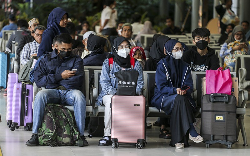 Suasana Stasiun Pasar Senen, Penumpang Mudik Lebih Awal - Bagian 1