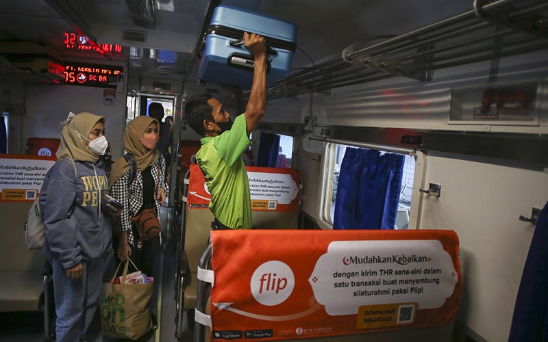 Suasana Stasiun Pasar Senen, Penumpang Mudik Lebih Awal - Bagian 2