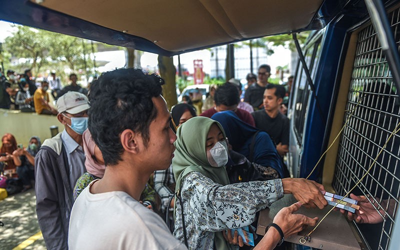 Antrean Panjang Penukaran Uang Pecahan Kecil di Palembang - Bagian 3