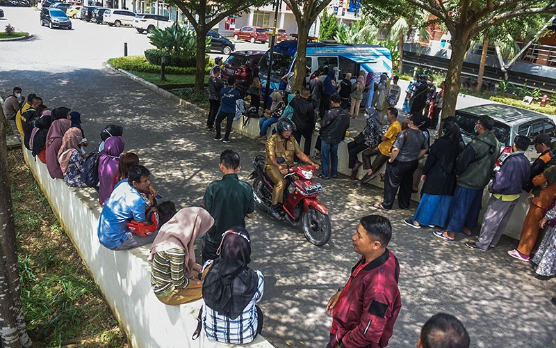 Antrean Panjang Penukaran Uang Pecahan Kecil di Palembang - Bagian 1