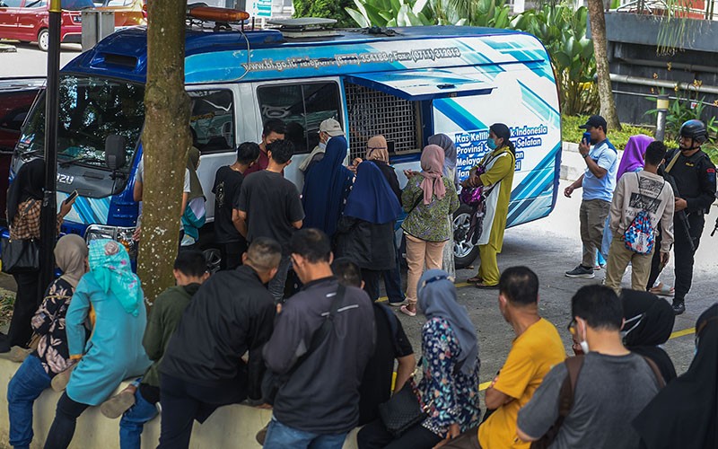 Antrean Panjang Penukaran Uang Pecahan Kecil di Palembang - Bagian 2