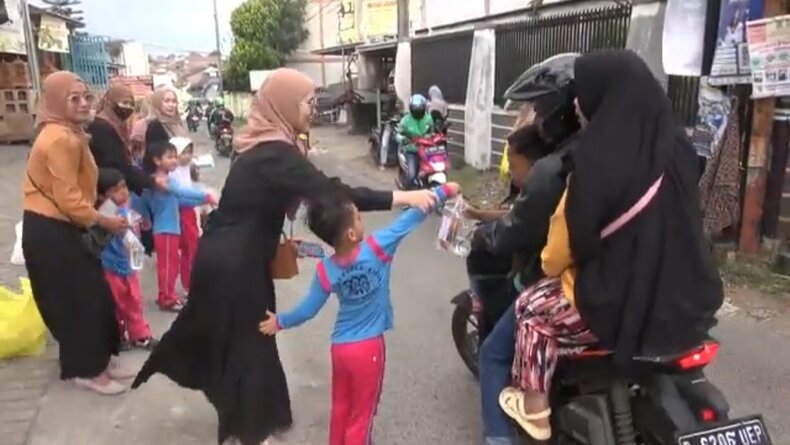 Berbagi sejak Dini, Puluhan Anak TK di Cilame KBB Bagikan Takjil