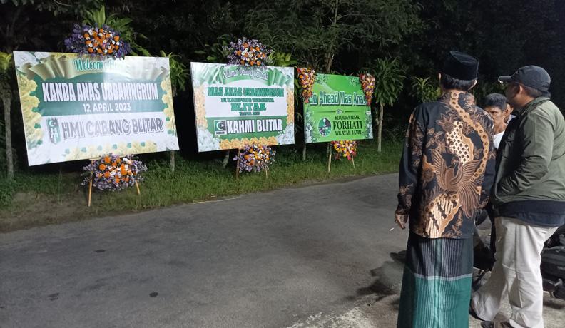 Rumah Ibunda Anas Urbaningrum di Blitar Dipenuhi Karangan Bunga Ucapan Selamat