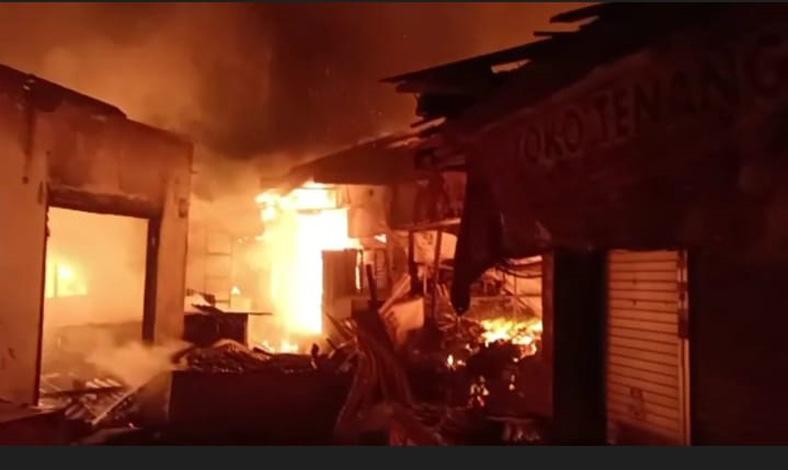 Puluhan Kios di Pasar Baru Kamal Bangkalan Terbakar