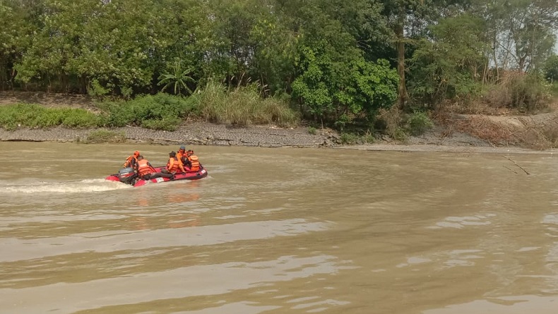 Pemotor Ceburkan Diri ke Sungai di Karawang, Tim SAR Turun Tangan