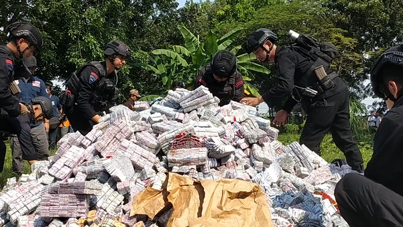 Polres Indramayu Musnahkan 1,5 Juta Butir Petasan di TPAS Pecuk