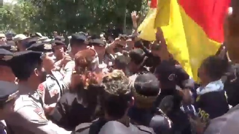 Massa Tuntut Bupati Hengki Kurniawan Lengser, Ini Janji Asisten Pemda KBB