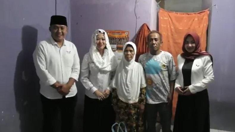 Hujan Tak Surutkan Kader Partai Perindo Bagikan Sembako ke Rumah Warga di Wonosobo