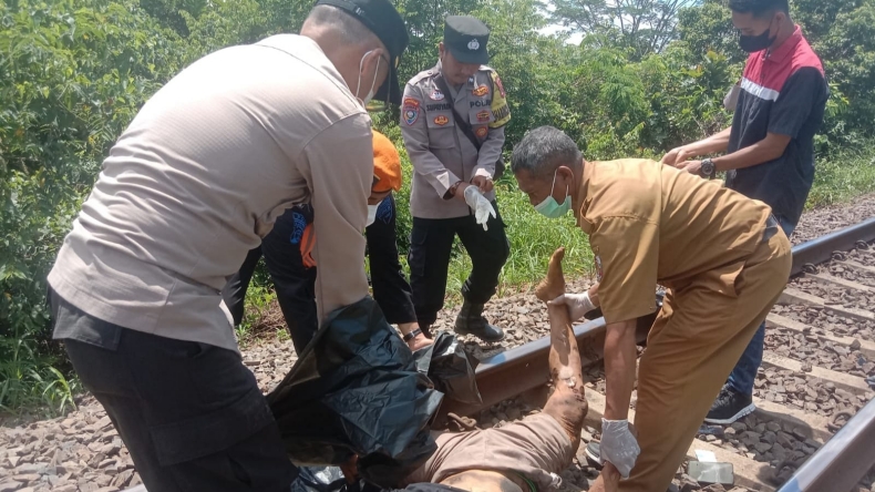 Warga Lampung Tengah Tewas Ditabrak Kereta Api Babaranjang
