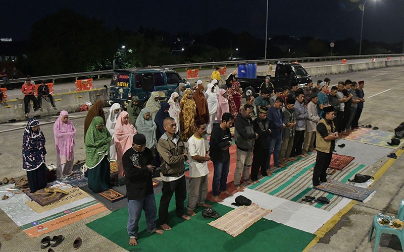 Ahli Waris Kembali Sholat Berjemaah di Tengah Jalan Tol Jatikarya - Bagian 2