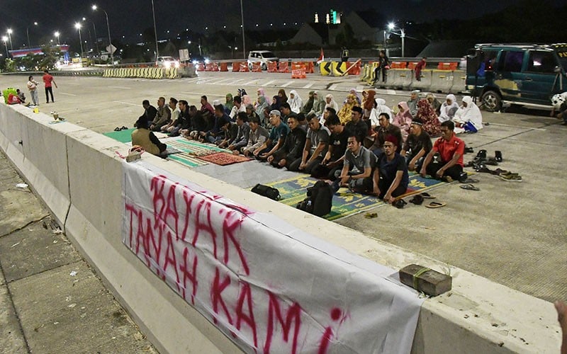Ahli Waris Kembali Sholat Berjemaah di Tengah Jalan Tol Jatikarya - Bagian 1