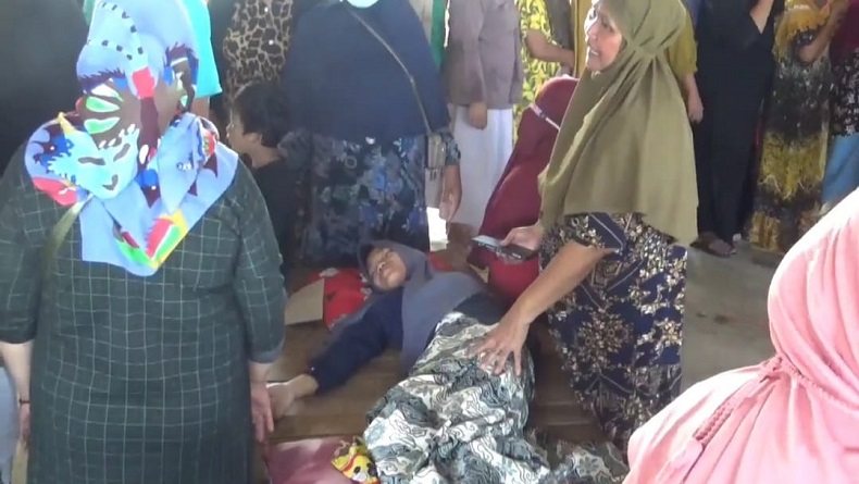 Warga Patokbeusi Subang Pingsan saat Antre Bantuan 10 Beras