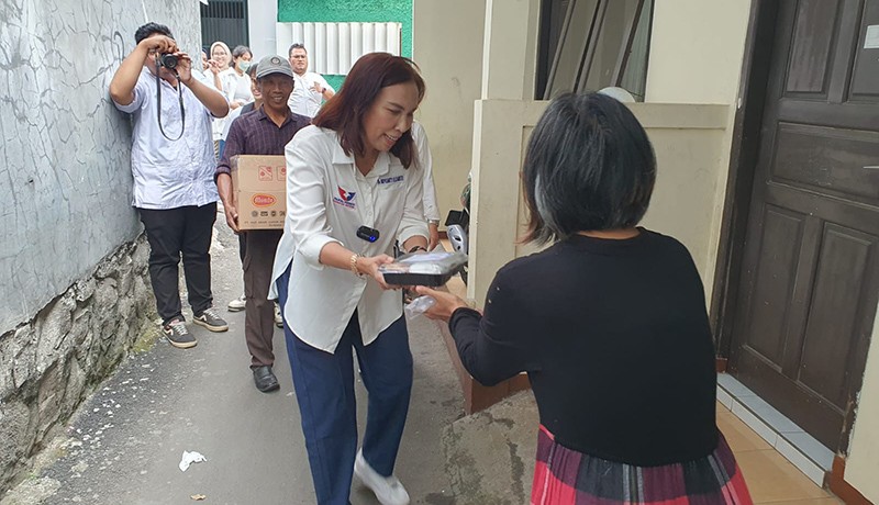 Gerkindo Bagi-Bagi Takjil untuk Warga Tangsel - Bagian 4