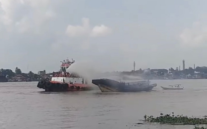 Kapal Jukung Muatan Beras 40 Ton Terbakar Di Sungai Musi Palembang