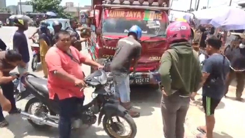 title Kecelakaan Hari Ini di Kendari, Truk Tabrak Pasutri hingga Kritis  Kecelakaan Hari Ini di Kendari, Truk Tabrak Pasutri hingga Kritis