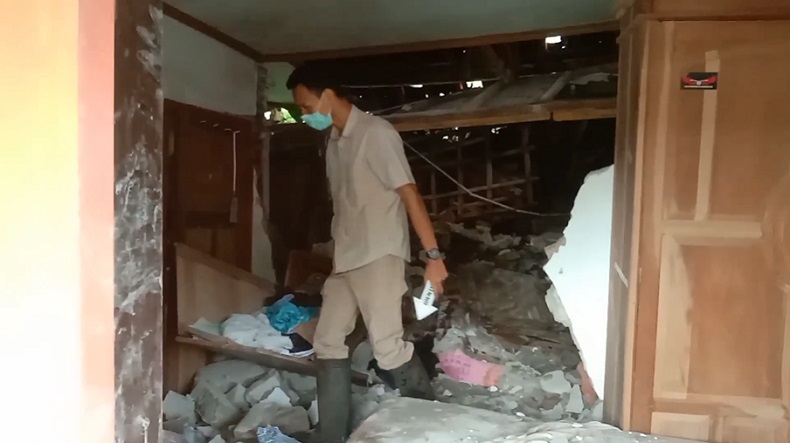 title Longsor Tebing 20 Meter Timpa Rumah Warga di Blitar, 1 Tewas Longsor Tebing 20 Meter Timpa Rumah Warga di Blitar, 1 Tewas