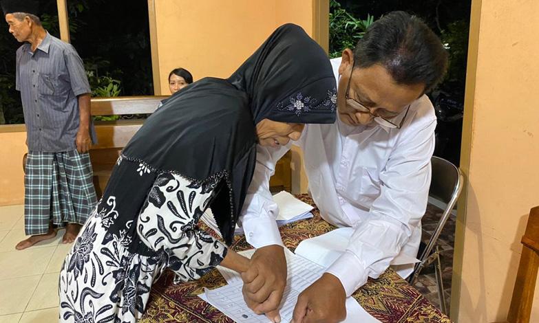 Bak Crazy Rich, Pengusaha di Grobogan Ini Bagikan Uang Miliaran Rupiah ke Ratusan Petani