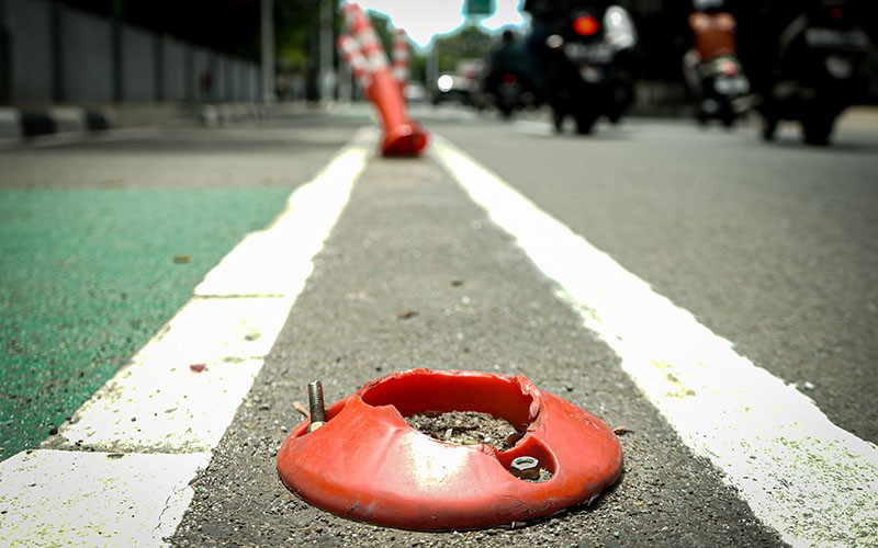 Melihat Kondisi Pembatas Jalur Sepeda yang Kini Tidak Terawat - Bagian 2