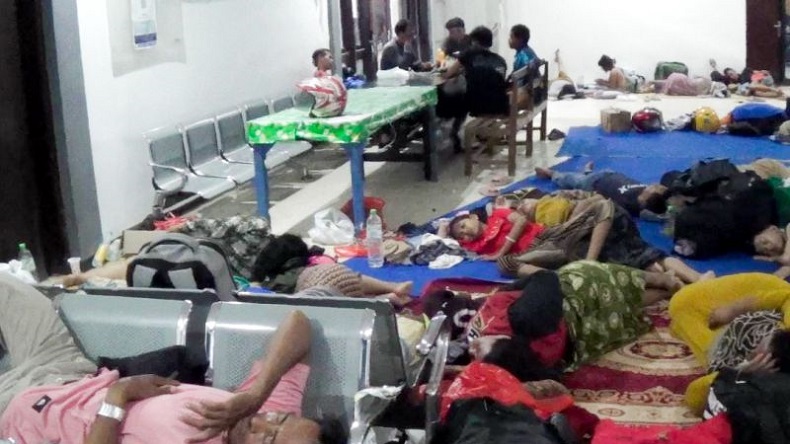 title Takut Kehabisan Tiket, Pemudik Ini Nginap 5 Hari di Pelabuhan Jangkar Situbondo Takut Kehabisan Tiket, Pemudik Ini Nginap 5 Hari di Pelabuhan Jangkar Situbondo