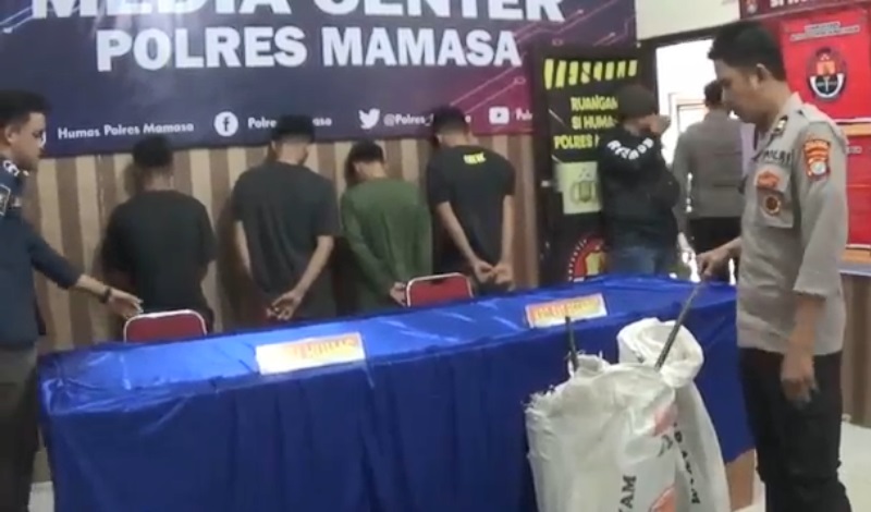 title Kronologi Polisi Tangkap 4 Pemuda di Mamasa Curi Kabel PLN, Berawal Tepergok Warga Kronologi Polisi Tangkap 4 Pemuda di Mamasa Curi Kabel PLN, Berawal Tepergok Warga